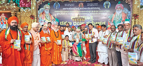 ಜಮಖಂಡಿ ನಗರದ ಕಡಪಟ್ಟಿ ಬಸವಣ್ಣ ದೇವಸ್ಥಾನದ ಆವರಣದಲ್ಲಿ ಮಾನವ ಧರ್ಮ ಮಂಟಪದಲ್ಲಿ ಬಾಳೆಹೊನ್ನೂರ ರಂಭಾಪುರಿ ಮಹಾಪೀಠದ ಜಗದ್ಗುರು ಡಾ. ವೀರಸೋಮೇಶ್ವರ ರಾಜದೇಶಿಕೇಂದ್ರ ಶಿವಾಚಾರ್ಯ ಭಗವತ್ಪಾದರ ಶರನ್ನವರಾತ್ರಿ ದಸರಾ ಧರ್ಮ ಸಮ್ಮೇಳನದಲ್ಲಿ ಬಿಜೆಪಿ ರಾಜ್ಯಾಧ್ಯಕ್ಷ ಬಿ.ವೈ. ವಿಜಯೇಂದ್ರ ‘ಶುಭೋಧ ಚಿಂತ’ ಕೃತಿ ಬಿಡುಗಡೆಗೊಳಿಸಿದರು. ಜಗದ್ಗುರು ಡಾ. ವೀರಸೋಮೇಶ್ವರ ರಾಜದೇಶಿಕೇಂದ್ರ ಶಿವಾಚಾರ್ಯ ಭಗವತ್ಪಾದರು, ಶಾಸಕ ನಾಡೋಜ ಜಗದೀಶ ಗುಡಗುಂಟಿ, ಸಂಸದ ಪಿ. ಸಿ. ಗದ್ದಿಗೌಡರ, ವಿಧಾನ ಪರಿಷತ್ ಸದಸ್ಯ ಹಣಮಂತ ನಿರಾಣಿ ಇತರರಿದ್ದಾರೆ.