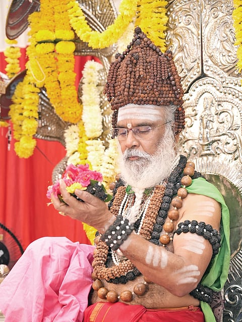 ಜಮಖಂಡಿ ನಗರದ ಮೈಗೂರ ಕಲೂತಿ ಕಲ್ಯಾಣ ಮಂಟಪದಲ್ಲಿ ಬಾಳೆಹೊನ್ನೂರು ಶ್ರೀ ರಂಭಾಪುರಿ ಡಾ. ವೀರಸೋಮೇಶ್ವರ ಜಗದ್ಗುರುಗಳು ಇಷ್ಟಲಿಂಗ ಮಹಾಪೂಜೆ ನೆರವೇರಿಸಿದರು.
