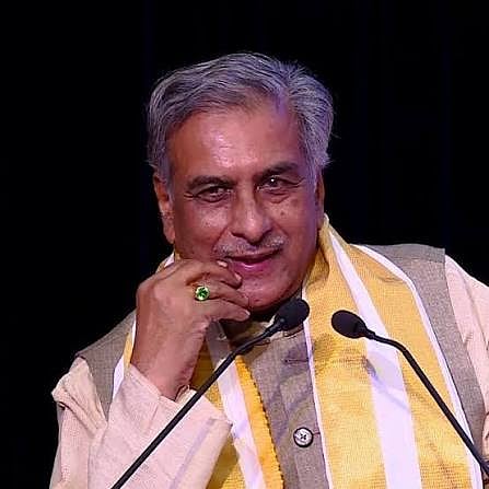  ಮಾಧ್ಯಮದವರೊಂದಿಗೆ ಮಾತನಾಡಿದ ವಿಧಾನ ಪರಿಷತ್ ಸದಸ್ಯ ಬಸವರಾಜ ಹೊರಟ್ಟಿ. 

