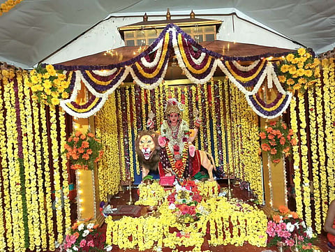 ಬಾಳೆಹೊನ್ನೂರಿನ ದುರ್ಗಾದೇವಿ ನವರಾತ್ರಿ ಮಹೋತ್ಸವದಲ್ಲಿ ದುರ್ಗಾದೇವಿಗೆ ಹೂವಿನ ವಿಶೇಷ ಅಲಂಕಾರ ಮಾಡಲಾಗಿತ್ತು.
