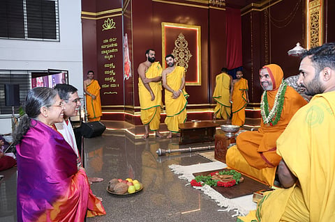 Former Advocate General Ashok Haranahalli participated in the ‘Navaratra Namasya’ programme being held at the Girinagar branch of the Ramachandrapura Matha and received the blessings of Sri Raghaveshwara Bharati Swamiji.
