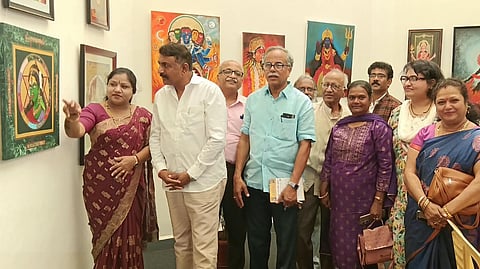ಹುಬ್ಬಳ್ಳಿಯ ವಿದ್ಯಾನಗರ ಡಾ. ಎಂ.ವಿ. ಮಿಣಜಿಗಿ ಆರ್ಟ್​ ಗ್ಯಾಲರಿಯಲ್ಲಿ ದಸರಾ ನಿಮಿತ್ತ ಏರ್ಪಡಿಸಿದ್ದ ಚಿತ್ರಕಲಾ ಪ್ರದರ್ಶನವನ್ನು ಮಹಾನಗರ ಜಿಲ್ಲಾ ಕಾಂಗ್ರೆಸ್​ ಅಧ್ಯಕ್ಷ ಸದಾನಂದ ಡಂಗನವರ ಉದ್ಘಾಟಿಸಿ ವೀಕ್ಷಿಸಿದರು. ಡಾ. ಲಿಂಗರಾಜ ಅಂಗಡಿ, ಡಾ. ಕೆ.ಜಿ. ಬ್ಯಾಕೋಡಿ, ಆರ್​.ಬಿ. ಗರಗ, ಇತರರು ಇದ್ದರು.