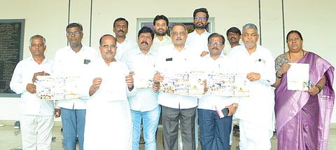 ಈಶಾನ್ಯ ಶಿಕ್ಷಕ ಮತಕ್ಷೇತ್ರದ ಬಿಜೆಪಿ ಅಭ್ಯರ್ಥಿ ಶಶೀಲ್​ ನಮೋಶಿ ಅವರ ಸಾಧನೆ ಮತ್ತು ಮುಂದಿನ ಕೆಲಸಗಳ ಪ್ರಣಾಳಿಕೆಯನ್ನು ಮಾಜಿ ಎಂಎಲ್​ಸಿ ಅಮರನಾಥ ಪಾಟೀಲ್​ ಯಾದಗಿರಿಯಲ್ಲಿ ಭಾನುವಾರ ಬಿಡುಗಡೆ ಮಾಡಿದರು. ಜಿಲ್ಲಾಧ್ಯಕ್ಷ ಬಸವರಾಜಪ್ಪ ವಿಭೂತಿಹಳ್ಳಿ, ಅಮೀನರಡ್ಡಿ ಯಾಳಗಿ, ಲಲಿತಾ ಅನಪುರ, ರಾಚಣ್ಣಗೌಡ ಮುದ್ನಾಳ್​, ಮಹೇಶರಡ್ಡಿ ಮುದ್ನಾಳ್​ ಇತರರಿದ್ದರು.