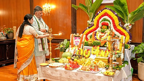 ಆಯುಧ ಪೂಜೆ ಹಾಗೂ ವಿಜಯದಶಮಿ ಹಿನ್ನಲೆಯಲ್ಲಿ ವಿಧಾನಸೌಧದಲ್ಲಿ ಸೋಮವಾರ ಮುಖ್ಯಮಂತ್ರಿ ಡಿ.ಕೆ.ಶಿವಕುಮಾರ್ ಪತ್ನಿ ಉಷಾ ಅವರ ಜತೆ ಪೂಜೆ ಸಲ್ಲಿಸಿದರು

