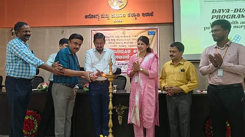 ಉಡುಪಿಯಲ್ಲಿ ಆಯೋಜಿಸಿದ್ದ ವಿಶ್ವ ಮಾನಸಿಕ ಆರೋಗ್ಯ ದಿನಾಚರಣೆಯನ್ನು ಅಬೀದ್​ ಗದ್ಯಾಳ ಉದ್ಘಾಟಿಸಿದರು. ಡಾ. ಬಸವರಾಜ ಜಿ. ಹುಬ್ಬಳ್ಳಿ, ಡಾ. ವಾಸುದೇವ ಉಪಾಧ್ಯಾಯ, ಡಾ. ಚಿದಾನಂದ ಸಂಜು, ಡಾ. ಲತಾ ನಾಯಕ ಇತರರಿದ್ದರು.