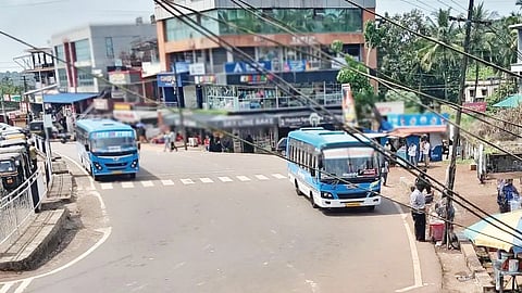 ಬದಿಯಡ್ಕ ಪೇಟೆಯಲ್ಲಿನ ಬಸ್ ನಿಲ್ದಾಣದ ಕೊರತೆಯಿಂದ ಉಂಟಾಗಿರುವ ಅವ್ಯವಸ್ಥೆ.