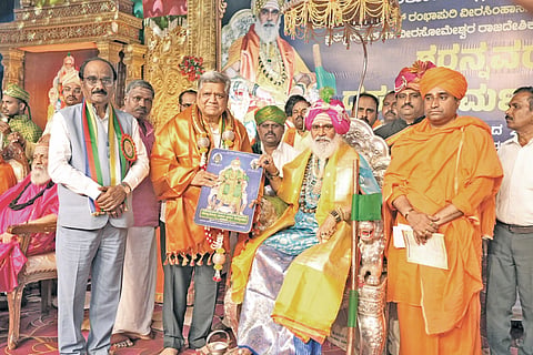 ಜಮಖಂಡಿ ನಗರದಲ್ಲಿ ನಡೆದ ಶರನ್ನವರಾತ್ರಿ ದಸರಾ ಧರ್ಮ ಸಮ್ಮೇಳನದಲ್ಲಿ ಮಾಜಿ ಸಿಎಂ ಸಂಸದ ಜಗದೀಶ ಶೆಟ್ಟರ ಅವರನ್ನು ರಂಭಾಪುರಿ ಪೀಠದ ಜಗದ್ಗುರು ಡಾ. ವೀರಸೋಮೇಶ್ವರ ರಾಜದೇಶಿಕೇಂದ್ರ ಶಿವಾಚಾರ್ಯ ಶ್ರೀಗಳು ಸನ್ಮಾನಿಸಿದರು. ಶಾಸಕ ಜಗದೀಶ ಗುಡಗುಂಟಿ ಇತರರಿದ್ದಾರೆ.