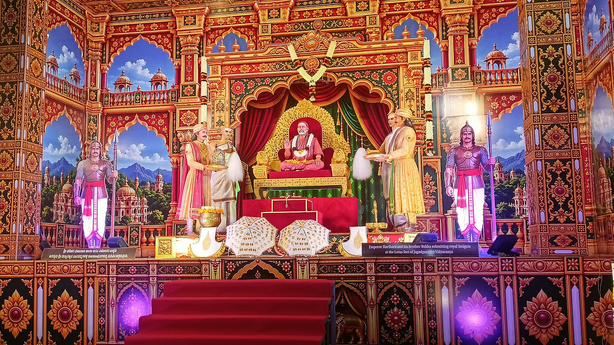 ಶೃಂಗೇರಿ ಶಾರದೆಗೆ ಶ್ರೀ ಶಾರದಾ ಪರಮೇಶ್ವರಿ ರಾಜರಾಜೇಶ್ವರಿ ಅಲಂಕಾರ