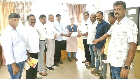 ಎನ್.ಆರ್.ಪುರ ತಾಲೂಕು ಕೃಷಿಕ ಸಮಾಜದಿಂದ ತಹಸೀಲ್ದಾರ್ ಕಚೇರಿ ಸಿಬ್ಬಂದಿ ಮೂಲಕ ಸರ್ಕಾರಕ್ಕೆ ಮನವಿ ಸಲ್ಲಿಸಲಾಯಿತು. ಪಿ.ಕೆ.ಬಸವರಾಜಪ್ಪ, ಬಿ.ಕೆ.ನಾರಾಯಣಸ್ವಾಮಿ, ನವೀನ್, ಡಿ.ಜಿ.ಮಂಜಪ್ಪ, ಚೇತನ್, ರಂಜಿತ್, ನಾಗರಾಜ್, ತೀರ್ಥೇಶ್, ನಾಗೇಶ್ ಇತರರಿದ್ದರು.