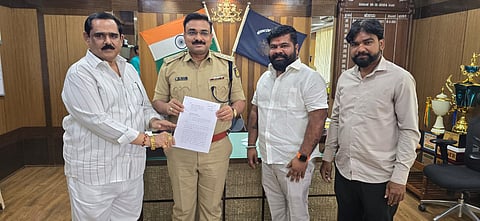 ವಿಜಯಪುರ ಜಿಲ್ಲಾ ಪೊಲೀಸ್ ಅಧೀಕ್ಷಕ ಲಕ್ಷ್ಮಣ ನಿಂಬರಗಿ ಅವರಿಗೆ ಪರಶುರಾಮ ರಜಪೂತ ಮನವಿ ಸಲ್ಲಿಸಿದರು. ಯುವ ಮುಖಂಡ ನಂದು ಗಡಗಿ ಇದ್ದಾರೆ.