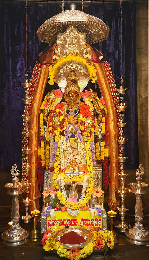 ಹೊರನಾಡು ಅನ್ನಪೂರ್ಣೇಶ್ವರಿ ದೇವಿಗೆ ವೃಷಭಾರೂಢಾ ತ್ರಿಮೂರ್ತಿ ಅಲಂಕಾರ.