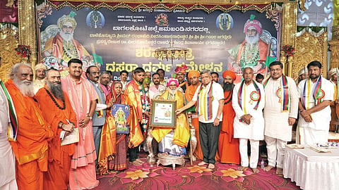 ಜಮಖಂಡಿ ನಗರದಲ್ಲಿ ನಡೆದ ಶರನ್ನವರಾತ್ರಿ ದಸರಾ ಧರ್ಮ ಸಮ್ಮೇಳನದಲ್ಲಿ ಯುವ ಧುರಿಣ ಸಿದ್ದಪ್ಪ ಬಸಪ್ಪ ಕವಟಗಿ ಅವರಿಗೆ ‘ರಂಭಾಪುರಿ ಯುವ ಸಿರಿ’ ಪ್ರಶಸ್ತಿಯನ್ನು ಜಗದ್ಗುರು ಡಾ. ವೀರಸೋಮೇಶ್ವರ ರಾಜದೇಶಿಕೇಂದ್ರ ಶಿವಾಚಾರ್ಯ ಶ್ರೀಗಳು ಪ್ರದಾನ ಮಾಡಿದರು. ಮಾಜಿ ಸಿಎಂ ಜಗದೀಶ ಶೆಟ್ಟರ, ಶಾಸಕ ನಾಡೋಜ ಜಗದೀಶ ಗುಡಗುಂಟಿ, ವಿಧಾನ ಪರಿಷತ್ ಸದಸ್ಯರಾದ ಪಿ.ಎಚ್. ಪೂಜಾರ, ಕೆ.ಎಸ್. ನವೀನ್ ಇತರರಿದ್ದಾರೆ.