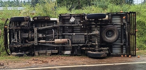 ಚಾರ್ಮಾಡಿ ಪೇಟೆಯಲ್ಲಿ ಉರುಳಿ ಬಿದ್ದ ಟೆಂಪೋ.