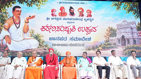 
ಶರಣ ಸಂಸ್ಕೃತಿ ಉತ್ಸವದ ಅಂಗವಾಗಿ ಚಿತ್ರದುರ್ಗದಲ್ಲಿ ಮಂಗಳವಾರ ಏರ್ಪಡಿಸಿದ್ದ ಜಾನಪದ ಸಮಾವೇಶದಲ್ಲಿ ಗುರು ಬಸವ ಶ್ರೀ, ಸಿದ್ದಬಸವ ಕಬೀರಾನಂದ ಶ್ರೀ , ಡಾ.ಲಕ್ಷ÷್ಮಣದಾಸ್ ಮತ್ತಿತರರು ಇದ್ದರು.
