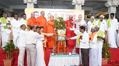 ಚಿತ್ರದುರ್ಗದಲ್ಲಿ ಮಂಗಳವಾರ ಆಯೋಜಿಸಿದ್ದ ಪಾರಂಪರಿಕ ವೈದ್ಯ ಸಮ್ಮೇಳನದಲ್ಲಿ ಶ್ರೀ ಬಸವನಾಗೀದೇವ ಸ್ವಾಮೀಜಿ, ಡಾ. ಬಸವಕುಮಾರ ಸ್ವಾಮೀಜಿ ಇತರರು ಇದ್ದರು.