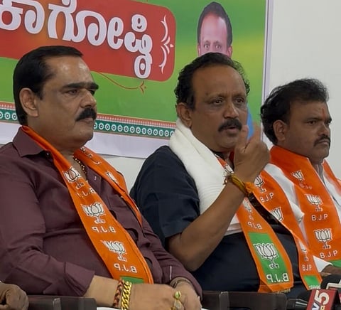 ವಿಜಯಪುರ ಜಿಲ್ಲಾ ಕಚೇರಿಯಲ್ಲಿ ಜಿಲ್ಲಾಧ್ಯಕ್ಷ ಗುರುಲಿಂಗಪ್ಪ ಅಂಗಡಿ ಸುದ್ದಿಗೋಷ್ಠಿ ನಡೆಸಿದರು. ಜಿಲ್ಲಾ ಉಪಾಧ್ಯಕ್ಷ ಪರಶುರಾಮ ರಜಪೂತ, ಈರಣ್ಣ ರಾವೂರ ಇದ್ದಾರೆ.