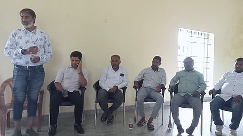 ಮೂಡಿಗೆರೆ ಪಟ್ಟಣದ ಪ್ರವಾಸಿ ಮಂದಿರದ ಸಭಾಂಗಣದಲ್ಲಿ ಮುಸ್ಲಿಂ ಮುಖಂಡರು ಸಭೆ ನಡೆಸಿದರು. ಮಹಮ್ಮದ್ ಹನೀಫ್ ಹೈದ್ರೋಸ್, ಎ.ಎಂ.ಶರೀಫ್, ಜಾಕಿರ್ ಹುಸೇನ್, ಅಬ್ರಾರ್ ಅಹಮದ್ ಇದ್ದರು.
