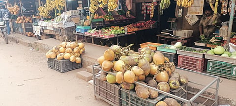 ಗುರುಪುರ, ಕೈಕಂಬ, ವಾಮಂಜೂರು ಕೆಲವು ಗೂಡಂಗಡಿಗಳಲ್ಲಿ ಸೀಯಾಳದ ರಾಶಿ