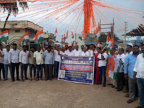 ಎನ್.ಆರ್.ಪುರದಲ್ಲಿ ಕಾಂಗ್ರೆಸ್‌ನಿಂದ ಪ್ರತಿಭಟನೆ ನಡೆಸಲಾಯಿತು. ಟಿ.ಡಿ.ರಾಜೇಗೌಡ, ಗೇರುಬೈಲು ನಟರಾಜ್, ಎಸ್.ಡಿ.ರಾಜೇಂದ್ರ, ಮನು, ಬೆನ್ನಿ ಇತರರಿದ್ದರು. 
