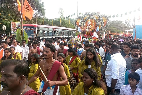 ಬಾಳೆಹೊನ್ನೂರಿನ ನವರಾತ್ರಿ ದುರ್ಗಾದೇವಿ ಉತ್ಸವದ ಜಲಸ್ತಂಭನ ಶೋಭಾಯಾತ್ರೆ ವಿಜೃಂಭಣೆಯಿಂದ ನಡೆಯಿತು. 