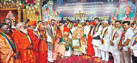 ಜಮಖAಡಿ ನಗರದಲ್ಲಿ ನಡೆದ ಶರನ್ನವರಾತ್ರಿ ದಸರಾ ಧರ್ಮ ಸಮ್ಮೇಳನದಲ್ಲಿ ಅಫಜಲ್‌ಪುರ ತಾಲೂಕಿನ ಚಿಣಮಗೇರಿ ಮಹಾಂತೇಶ್ವರ ಮಠದ ಕಾಯಕಯೋಗಿ ಸಿದ್ಧರಾಮ ಶಿವಾಚಾರ್ಯ ಸ್ವಾಮೀಜಿ ಅವರಿಗೆ ಶಿವಾಚಾರ್ಯ ರತ್ನ ಪ್ರಶಸ್ತಿ ರಂಭಾಪುರಿ ಪೀಠದ ಜಗದ್ಗುರು ಡಾ.ವೀರಸೋಮೇಶ್ವರ ರಾಜದೇಶಿಕೇಂದ್ರ ಶಿವಾಚಾರ್ಯ ಶ್ರೀಗಳು ಪ್ರದಾನ ಮಾಡಿದರು. ಜಿಲ್ಲಾ ಉಸ್ತುವಾರಿ ಸಚಿವ ವಿಜಯಾನಂದ ಕಾಶಪ್ಪನವರ, ಶಾಸಕರಾದ ಬಸನಗೌಡ ಪಾಟೀಲ ಯತ್ನಾಳ, ನಾಡೋಜ ಜಗದೀಶ ಗುಡಗುಂಟಿ, ಸಿದ್ದು ಸವದಿ, ಮಾಜಿ ಶಾಸಕ ಶ್ರೀಕಾಂತ ಕುಲಕರ್ಣಿ, ಮುಖಂಡ ಸಿದ್ದು ಕೊಣ್ಣೂರ ಇದ್ದರು.