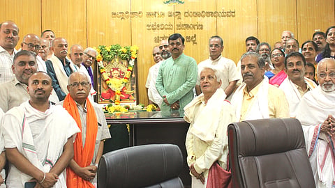 ಚಿತ್ರದುರ್ಗದಲ್ಲಿ ಬುಧವಾರ ಆಯೋಜಿಸಿದ್ದ ಶ್ರೀ ಮಧ್ವ್ವಾಚಾರ್ಯರ ಜಯಂತಿ ಆಚರಣೆಯಲ್ಲಿ ಎಡಿಸಿ ಬಿ.ಟಿ.ಕುಮಾರಸ್ವಾಮಿ, ಪಿ. ಎಸ್.ಮಂಜುನಾಥ್, ಪ್ರಭಂಜನಾಚರ‍್ಯ, ಟಿ.ಕೆ.ನಾಗರಾಜರಾವ್, ವಾದಿರಾಜ್ ಇತರರು ಇದ್ದರು.

