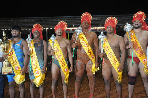 Pi.Bapu Saheb Sinde was awarded the title of 'Dussehra Kanteerava'