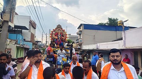 ಕಡೂರಿನಲ್ಲಿ ಶ್ರೀ ದುರ್ಗಾದೇವಿ ಮೆರವಣಿಗೆ ನಡೆಸಲಾಯಿತು.
