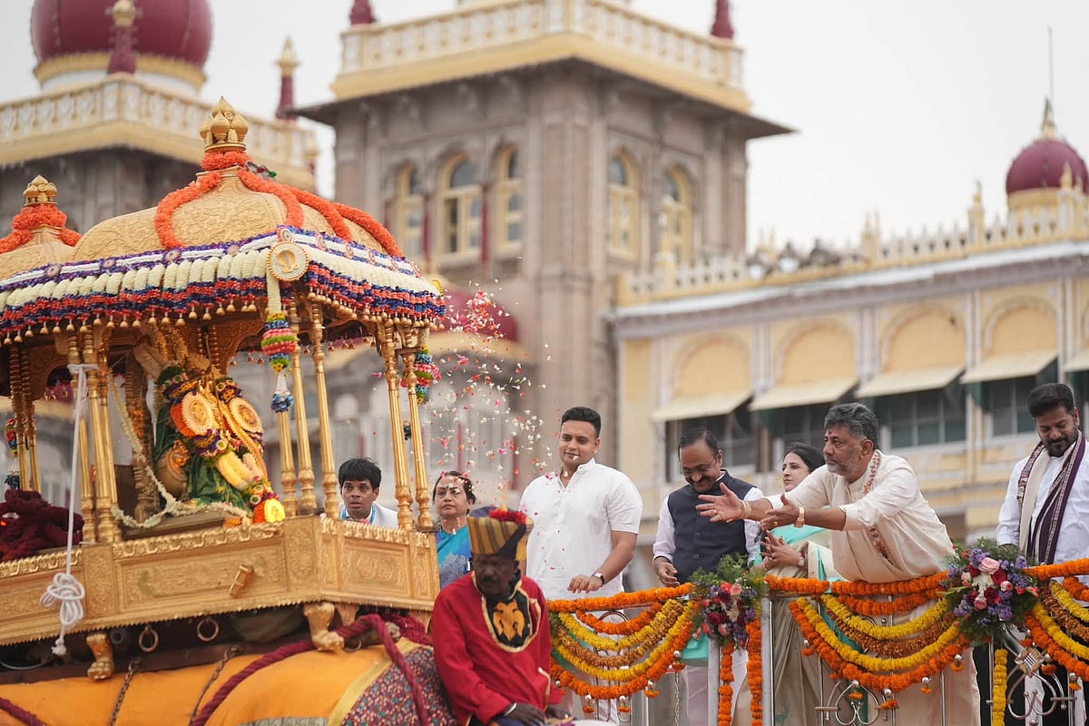 ಜಗಮೆಚ್ಚಿದ ಚಾಮುಂಡೇಶ್ವರಿ ಜಂಬೂ ಸವಾರಿ: ನಿನ್ನೆ ಅರಮನೆ ನಗರಿ ಕಂಡ ಅಪರೂಪದ ಕ್ಷಣಗಳಿವು! | Mysuru Dasara
