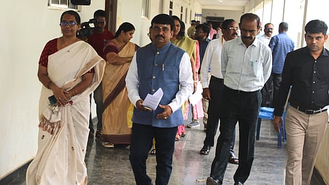 ಚಿತ್ರದುರ್ಗದಲ್ಲಿ ಎಂಎಲ್‌ಸಿ ಎಲೆಕ್ಷನ್‌ಗೆ ನಗರದ ನಡೆದ ಸರ್ಕಾರಿ ಕಲಾ ಕಾಲೇಜಿನ ಮಸ್ಟರಿಂಗ್ ಸೆಂಟರ್‌ಗೆ ಡಿಸಿ ಎಸ್.ರಮ್ಯಾ ಭೇಟಿ ನೀಡಿ ಪರಿಶೀಲಿಸಿದರು. ಎಡಿಸಿ ಬಿ.ಟಿ. ಕುಮಾರಸ್ವಾಮಿ ಇತರ ಅಽಕಾರಿಗಳಿದ್ದರು.

