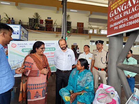 ರೈಲ್ ಜನ ಸಂವಾದ ಅಭಿಯಾನದ ಅಂಗವಾಗಿ ಎಸ್​ಎಸ್​ಎಸ್ ಹುಬ್ಬಳ್ಳಿ ರೈಲು ನಿಲ್ದಾಣದಲ್ಲಿ ರೈಲ್ವೆ ಅಧಿಕಾರಿಗಳು ಪ್ರಯಾಣಿಕರೊಂದಿಗೆ ಸಂವಾದ ನಡೆಸಿದರು. 

