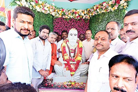  ಶ್ರೀ ಮಹರ್ಷಿ ವಾಲ್ಮೀಕಿ ಪುತ್ಥಳಿ ಅನಾವರಣ