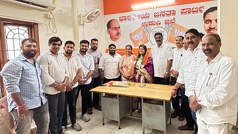 ಉಡುಪಿಯ ಜಿಲ್ಲಾ ಬಿಜೆಪಿ ಕಚೇರಿಯಲ್ಲಿ ರಶ್ಮಿ ಸಾಮಂತ ಅವರನ್ನು ಕುತ್ಯಾರು ನವೀನ ಶೆಟ್ಟಿ ಸನ್ಮಾನಿಸಿದರು. ಪ್ರಥ್ವಿರಾಜ ಶೆಟ್ಟಿ, ರೇಷ್ಮಾ ಉದಯ ಶೆಟ್ಟಿ, ಶ್ರೀಕಾಂತ ನಾಯಕ, ದಿನೇಶ ಅಮೀನ್​ ಸತ್ಯಾನಂದ ನಾಯಕ, ಗಿರೀಶ ಎಂ. ಅಂಚನ್​, ಶಿವಕುಮಾರ ಅಂಬಲಪಾಡಿ ಇತರರಿದ್ದರು.