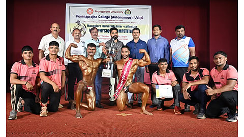 ಉಡುಪಿಯ ಪೂರ್ಣಪ್ರಜ್ಞ ಕಾಲೇಜ್​ನಲ್ಲಿ ಆಯೋಜಿಸಿದ್ದ ದೇಹದಾರ್ಢ್ಯ ಸ್ಪರ್ಧೆಯಲ್ಲಿ ವಿಜೇತರಾದ ಮೂಡಬಿದ್ರೆಯ ಆಳ್ವಾಸ್​ ಕಾಲೇಜ್​ ತಂಡಕ್ಕೆ ಸಮಗ್ರ ಚಾಂಪಿಯನ್​ ಪ್ರಶಸ್ತಿ ಪ್ರದಾನ ಮಾಡಲಾಯಿತು.
