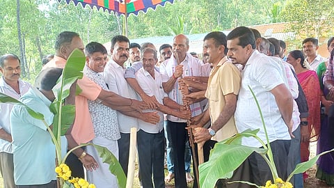 ಕೊಪ್ಪದ ಗಬ್ಬಾನೆ ಪಂಚಲಿಂಗೇಶ್ವರ ದೇವಸ್ಥಾನ ಸಮೀಪ ಸಮುದಾಯ ಭವನ ನಿರ್ಮಾಣಕ್ಕೆ ಶಾಸಕ ಟಿ.ಡಿ.ರಾಜೇಗೌಡ ಭೂಮಿ ಪೂಜೆ ನೆರವೇರಿಸಿದರು. 