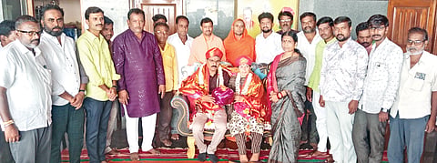 ಮಳಖೇಡದಲ್ಲಿ ಆದರ್ಶ ವೈದ್ಯ ದಂಪತಿ ಪ್ರಶಸ್ತಿ ಪಡೆದ ಡಾ.ನಾಗಮ್ಮ, ಡಾ.ಜಗನ್ನಾಥ ಗಡ್ಡದ ದಂಪತಿಯನ್ನು ಗ್ರಾಮಸ್ಥರು ಸತ್ಕರಿಸಿದರು. ಶ್ರೀ ಅಭಿನವ ಕಾರ್ತಿಕೇಶ್ವರ ಶಿವಾಚಾರ್ಯ, ಶ್ರೀ ಕೊಟ್ಟೂರೇಶ್ವರ ಶಿವಾಚಾರ್ಯ, ರಾಜಶೇಖರ ಪುರಾಣಿಕ, ಶರಣು ಅವಂಟಿ, ವಿನೋದ ಕೊತಂಬರಿ, ಶ್ರೀಶೈಲ ಮರಗೋಳ ಇತರರಿದ್ದರು.