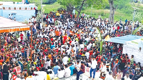 ಯಾದಗಿರಿ ಜಿಲ್ಲೆಯ ವಡಗೇರಾ ತಾಲೂಕಿನ ದೇವರ ಹಾಲಗೇರಾದಲ್ಲಿ ಬುಧವಾರ ನಡೆದ ದಸರಾ ಹಬ್ಬದಲ್ಲಿ ಭಾಗವಹಿಸಿದ್ದ ಭಕ್ತ ಸಮೂಹ.