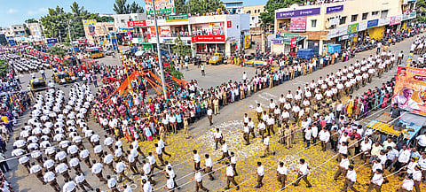 ಇಳಕಲ್ಲ ನಗರದಲ್ಲಿ ಆರ್‌ಎಸ್‌ಎಸ್ ಪಥ ಸಂಚಲನ ವಿಜೃಂಭಣೆಯಿಂದ ನಡೆಯಿತು.
