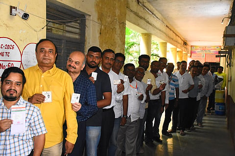 ಕಲಬುರಗಿಯಲ್ಲಿ ಮತದಾನಕ್ಕಾಗಿ ಸರತಿಯಲ್ಲಿ ನಿಂತ್ತಿರುವ ಶಿಕ್ಷಕರು, ಉಪನ್ಯಾಸಕರು.