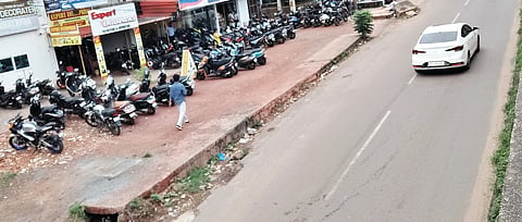 ದ್ವಿಚಕ್ರ ವಾಹನಗಳನ್ನು ತೆರವುಗೊಳಿಸಿರುವುದು.