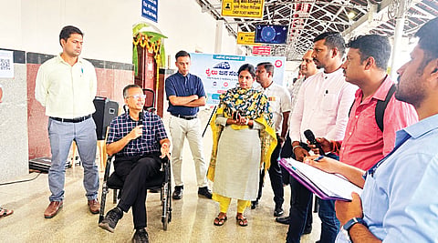 
ಮೈಸೂರು ನಗರದ ರೈಲ್ವೆ ನಿಲ್ದಾಣದಲ್ಲಿ ರೈಲ್ ಜನ ಸಂವಾದ ಕಾರ್ಯಕ್ರಮವನ್ನು  ವಿಭಾಗೀಯ ರೈಲ್ವೆ ವ್ಯವಸ್ಥಾಪಕ ಮುದಿತ್ ಮಿತ್ತಲ್ ನಡೆಸಿಕೊಟ್ಟರು.