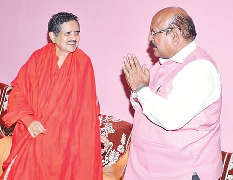 ಹಾರಕೂಡ್​ದಲ್ಲಿ ಚನ್ನಬಸವೇಶ್ವರ ಸಂಸ್ಥಾನ ಹಿರೇಮಠದ ಪೀಠಾಧಿಪತಿ ಶ್ರೀ ಡಾ.ಚನ್ನವಿರ ಶಿವಾಚಾರ್ಯರನ್ನು ಮಾಜಿ ಸಂಸದ ಡಾ.ಉಮೇಶ ಜಾಧವ್​ ಭೇಟಿ ಮಾಡಿ ಆಶೀರ್ವಾದ ಪಡೆದರು.