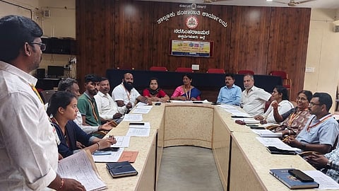 ಎನ್.ಆರ್.ಪುರ ತಾಪಂನಲ್ಲಿ ತಾಲೂಕು ಗ್ಯಾರಂಟಿ ಯೋಜನೆಗಳ ಅನುಷ್ಠಾನ ಸಮಿತಿ ಸಭೆ ನಡೆಯಿತು. ಇಂದಿರಾನಗರ ರಘು, ನಾಗರಾಜ್, ಜಯರಾಂ, ಬೇಸಿಲ್, ಟಿ.ಟಿ.ಇಸ್ಮಾಯಿಲ್,ಅಪೂರ್ವ, ಹೂವಮ್ಮ, ಜಯರಾಂ ಇದ್ದರು