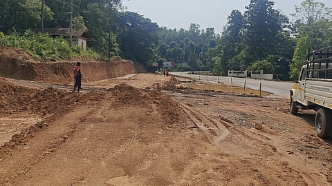 ಕಾಮಗಾರಿ ಪ್ರಗತಿಯಲ್ಲಿರುವ ಧರ್ಮಸ್ಥಳ -ಉಜಿರೆ ರಸ್ತೆ.