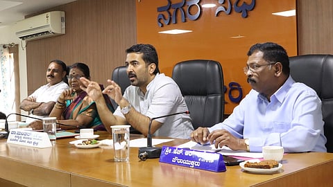 ರಸ್ತೆ ಕಾಮಗಾರಿ ಆರಂಭಿಸದಿದ್ದರೆ ಹಕ್ಕುಚ್ಯುತಿ