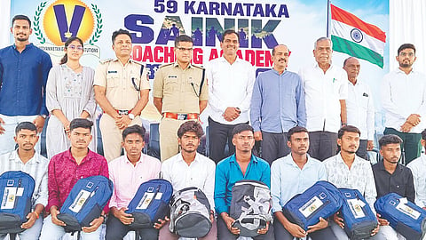 ಗಂಗಾವತಿ ತಾಲೂಕು ವಡ್ಡರಹಟ್ಟಿಯ ಶ್ರೀ ವಿದ್ಯಾನಿಕೇತನ ಇಂಟರ್ ನ್ಯಾಷನಲ್ ಸ್ಕೂಲ್‌ನಲ್ಲಿ ಶನಿವಾರ ಶ್ರೀ ವಿದ್ಯಾನಿಕೇತನ ಸಮೂಹ ಶಿಕ್ಷಣ ಸಂಸ್ಥೆಯ ಸೈನಿಕ್ ಕೋಚಿಂಗ್ ಅಕಾಡೆಮಿ ತರಬೇತಿಗೆ ಆಯ್ಕೆಯಾದವರಿಗೆ ಕಿಟ್ ವಿತರಿಸಲಾಯಿತು. ಎಸ್ಪಿ ಸಾಹಿಲ್ ಬಾಗ್ಲಾ, ಸಮೂಹ ಶಿಕ್ಷಣ ಸಂಸ್ಥೆ ಅಧ್ಯಕ್ಷ ನೆಕ್ಕಂಟಿ ಸೂರಿಬಾಬು, ಡಿವೈಎಸ್ಪಿ ಜೆ.ಎಸ್.ನ್ಯಾಮಗೌಡರ್ ಇತರರಿದ್ದರು.