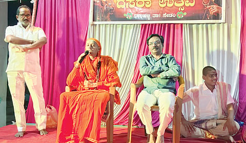  ಸೇಡಂ ತಾಲೂಕಿನ ನೀಲಹಳ್ಳಿಯಲ್ಲಿ ದಸರಾ ನಿಮಿತ್ತ ಆಯೋಜಿಸಿದ್ದ ಸಾಂಸತಿಕ ಸಂಭ್ರಮದಲ್ಲಿ ಶ್ರೀ ಅಭಿನವ ಕಾರ್ತಿಕೇಶ್ವರ ಶಿವಾಚಾರ್ಯರು ಮಾತನಾಡಿದರು. ಮುಡಬಿ ಗುಂಡೇರಾವ, ಅಶೋಕ ಸಾಹು, ವೀರೇಶಶೆಟ್ಟಿ ಇದ್ದರು.