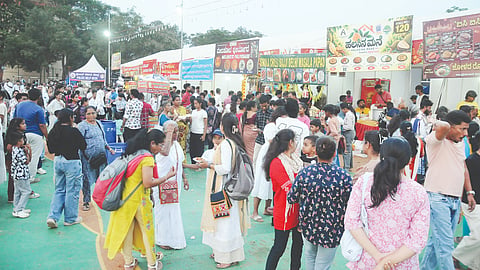 ದಸರಾ ಆಹಾರ ಮೇಳಕ್ಕೆ ಜನರ ಲಗ್ಗೆ 