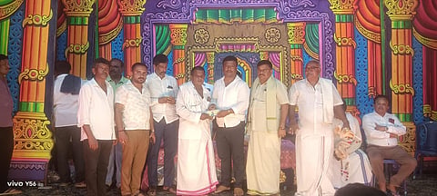ಅಣ್ಣೂರು ಗ್ರಾಮದಲ್ಲಿ ಆಯುಧ ಪೂಜೆ ಮತ್ತು ವಿಜಯದಶಮಿ ಹಬ್ಬದ ಪ್ರಯುಕ್ತ ಆಯೋಜಿಸಲಾಗಿದ್ದ ಐತಿಹಾಸಿಕ ಕುರುಕ್ಷೇತ್ರ ಪೌರಾಣಿಕ ನಾಟಕ ಕಾರ್ಯಕ್ರಮದಲ್ಲಿ ಕದಲೂರು ಉದಯ್ ಚಾರಿಟಬಲ್ ಟ್ರಸ್ಟ್ ನಿರ್ದೇಶಕ ಕದಲೂರು ರವಿ ಆರ್ಥಿಕ ನೆರವು ನೀಡಿದರು.