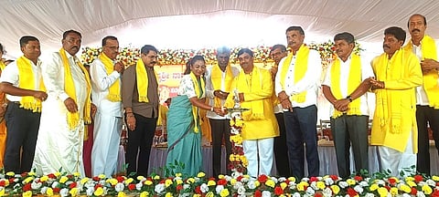 ಮೂಡಿಗೆರೆಯಲ್ಲಿ ಬ್ರಹ್ಮಶ್ರೀ ನಾರಾಯಣಗುರು ಸೇವಾ ಸಂಘದ ಸುವರ್ಣಮಹೋತ್ಸವ ಕಾರ್ಯಕ್ರಮವನ್ನು ಶಾಸಕಿ ನಯನಾ ಮೋಟಮ್ಮ ಉದ್ಘಾಟಿಸಿದರು. ಸಂಸದ ಕೋಟ ಶ್ರೀನಿವಾಸ ಪೂಜಾರಿ, ಎಂ.ಕೆ.ಪ್ರಾಣೇಶ್, ಸತ್ಯಜಿತ್ ಸುರತ್ಕಲ್, ಆರ್.ಪದ್ಮರಾಜ್, ವೇದಕುಮಾರ, ಮನೋಜ್‌ಕುಮಾರ್ ಇತರರಿದ್ದರು.
